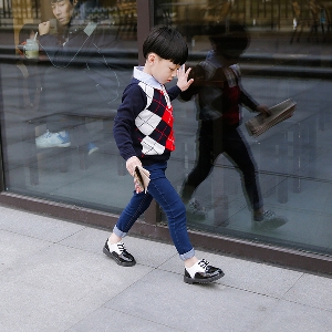 Κομψά παιδικά παπούτσια σε μαύρο και άσπρο χρώμα 