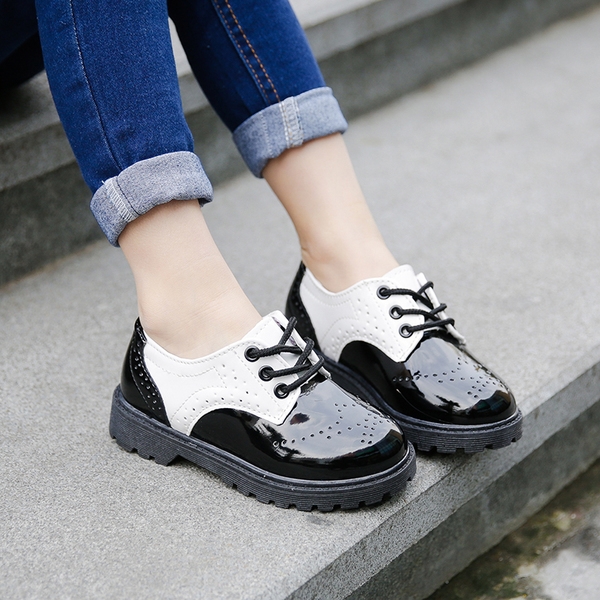 Елегантни детски обувки в черно и бяло