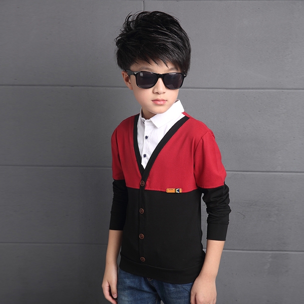 Παιδικές μπλούζες σε τρεις συνδυασμούς χρωμάτων.