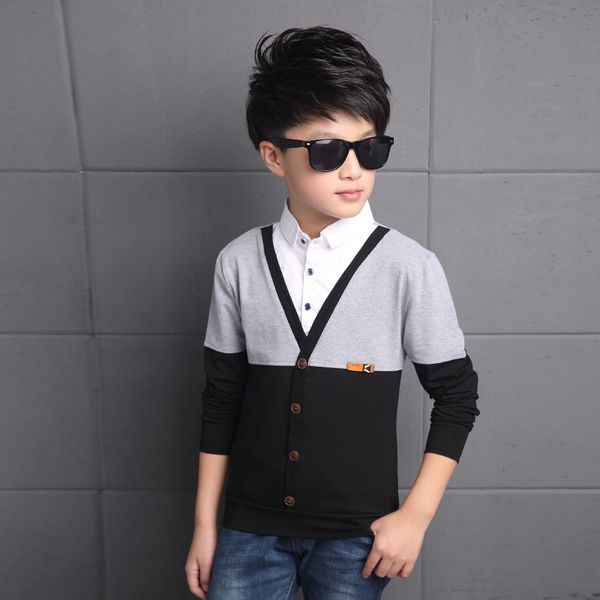 Παιδικές μπλούζες σε τρεις συνδυασμούς χρωμάτων.