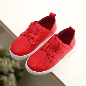 Παιδικά  παπούτσια για αγόρια από τεχνητό δέρμα σε λευκό, μαύρο και κόκκινο χρώμα