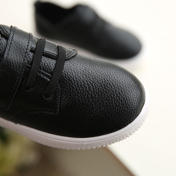 Детски кецове за момчета от изкуствена кожа в бял,черен и червен цвят 