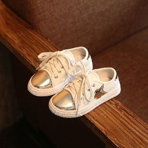 Детски обувки за момичета в бяло със сребристо и златисто отпред. 