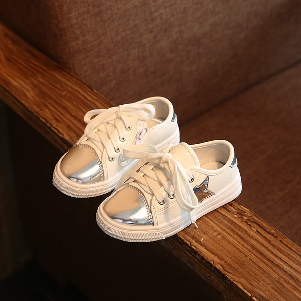 Детски обувки за момичета в бяло със сребристо и златисто отпред. 