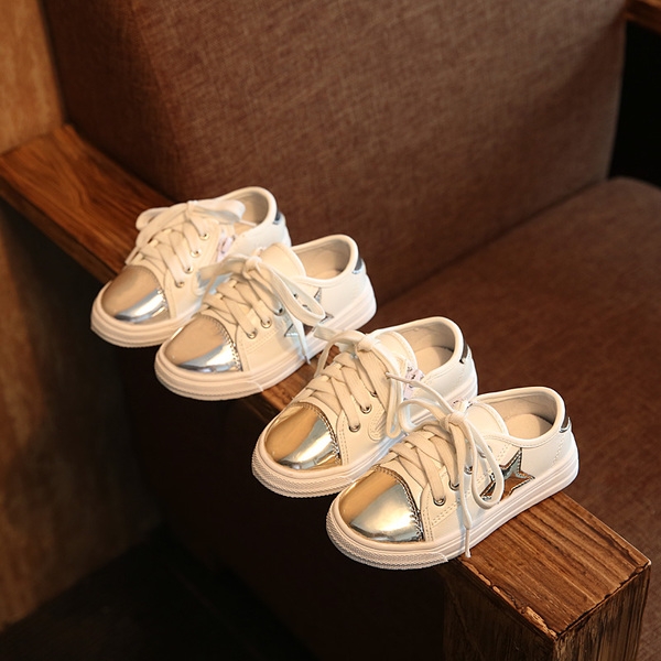 Детски обувки за момичета в бяло със сребристо и златисто отпред. 