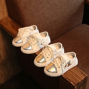 Детски обувки за момичета в бяло със сребристо и златисто отпред. 