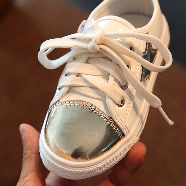 Детски обувки за момичета в бяло със сребристо и златисто отпред. 