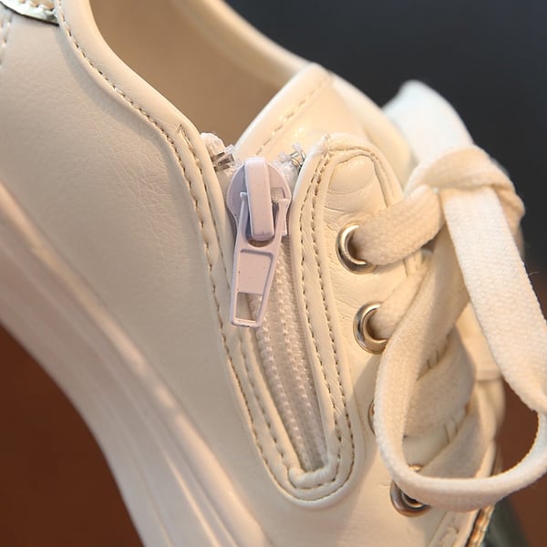 Детски обувки за момичета в бяло със сребристо и златисто отпред. 