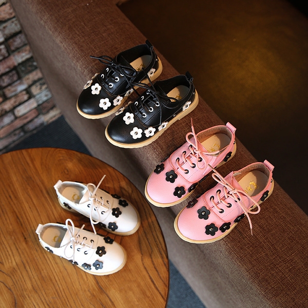 Есенни обувки за момичета с малки цветчета. 