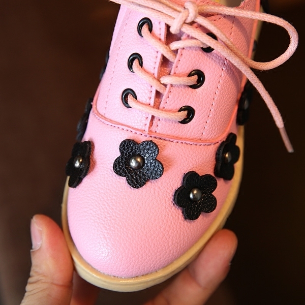 Есенни обувки за момичета с малки цветчета. 