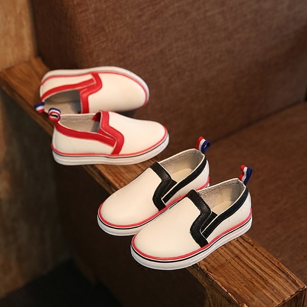 Спортни бели обувки за момичета и момчета с червен и черен десен - дишащи. 