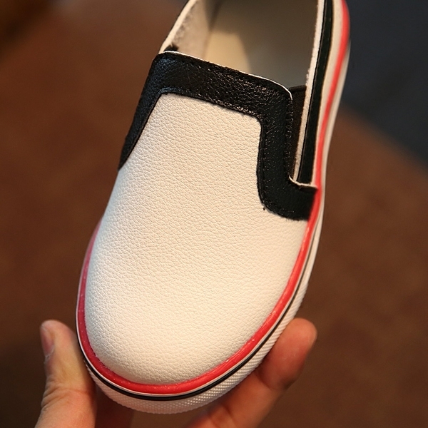 Спортни бели обувки за момичета и момчета с червен и черен десен - дишащи. 