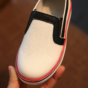 Спортни бели обувки за момичета и момчета с червен и черен десен - дишащи. 