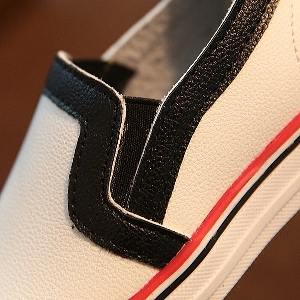 Спортни бели обувки за момичета и момчета с червен и черен десен - дишащи. 
