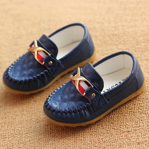 Κομψά παιδικά παπούτσια για τα αγόρια σε λευκό, μπλε, μαύρο και καφέ χρώμα