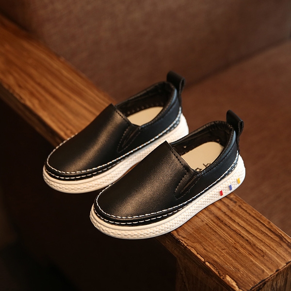 Свежи есенни обувки от еко кожа за момичета и момчета. 