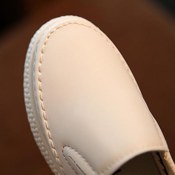 Свежи есенни обувки от еко кожа за момичета и момчета. 