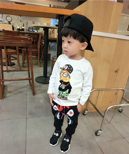 Детски есенни блузки за момчета в бял и черен цвят с апликация. 