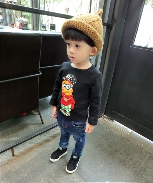 Детски есенни блузки за момчета в бял и черен цвят с апликация. 