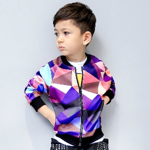 Παιδικό μπουφάν  για το φθινοπώρο για αγόρια σε ένα ενδιαφέρον συνδυασμό χρωμάτων.