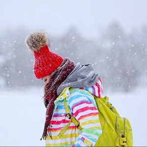 Γυναικεία καπέλα χειμώνα με αφαιρούμενο  χνούδι: Μαύρο, Κόκκινο, Μπεζ, Ροζ, κίτρινο, γκρι, λευκό