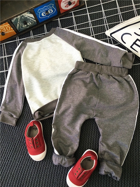 Детски памучни спортни комплекти за момчета в тъмносин и сив цвят.
