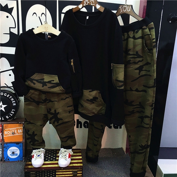  Παιδικό αθλητικό σετ καμουφλάζ για το φθινόπωρο για αγόρια.