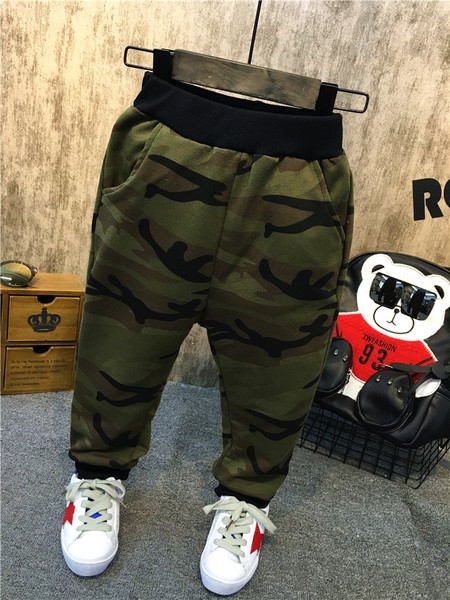  Παιδικό αθλητικό σετ καμουφλάζ για το φθινόπωρο για αγόρια.