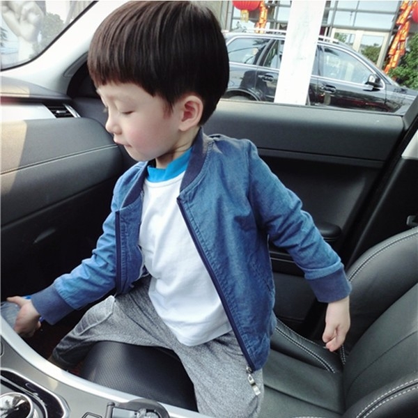 Детско пролетно-есенно тънко дънково яке за момчета.