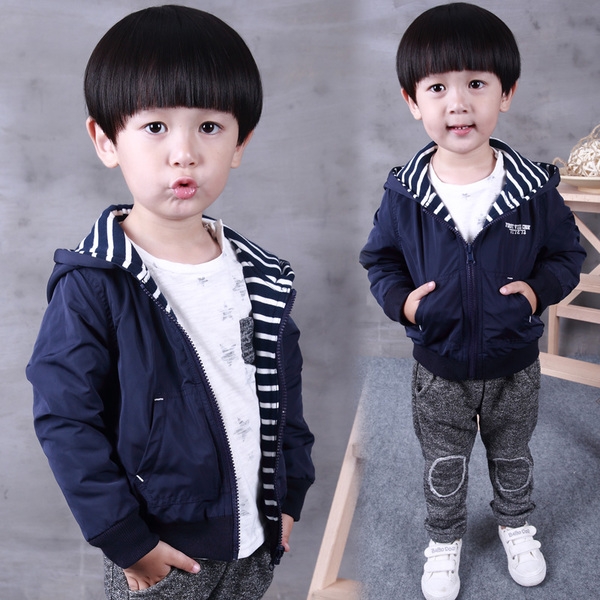 Детско пролетно-есенно яке за момчета с две лица.