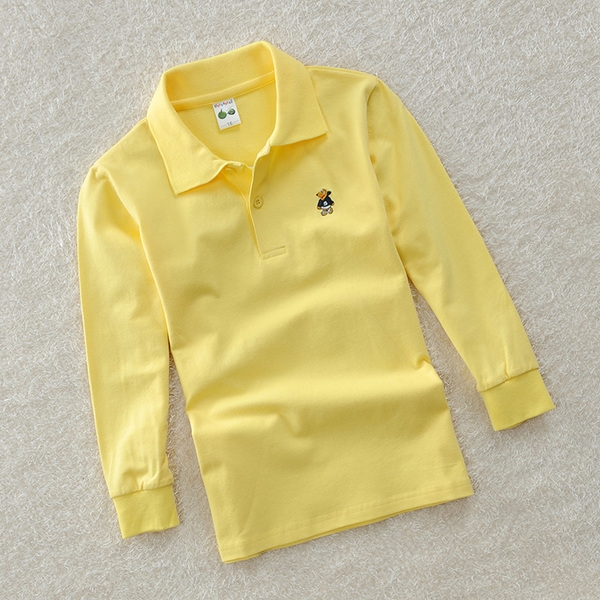 Детски пролетно-есенни блузки за момчета в осем различни цвята.