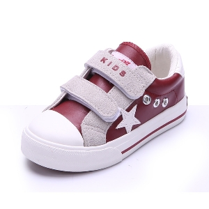 Παιδικά παπούτσια από τεχνητό δέρμα για αγόρια σε άσπρο, μαύρο και κόκκινο χρώμα.