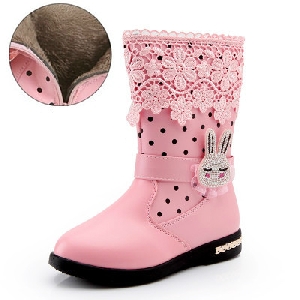 Παιδικές χειμωνιάτικες μπότες για κορίτσια σε ροζ, κόκκινο και μαύρο χρώμα.
