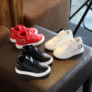 Παιδικά αθλητικά παπούτσια για αγόρια από τεχνητό δέρμα σε μαύρο, λευκό και κόκκινο.