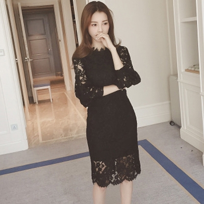 Дамска дантелена рокля с дълги ръкави в бял и черен цвят.