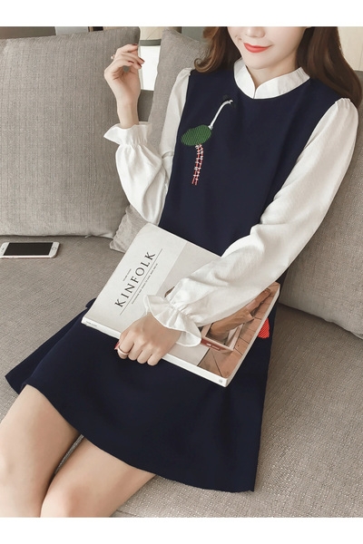 Дамска рокля с дълъг ръкав в син цвят и бродирани орнаменти