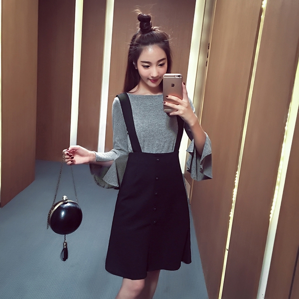 Комплект от дамска черна рокля с тиранти и сива блуза