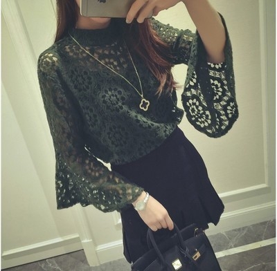 Дантелена дамска риза тип поло с широк ръкав в зелен, черен и бял цвят