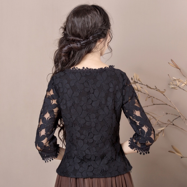 Дантелена дамска риза в черно с прозрачни 3/4 ръкави