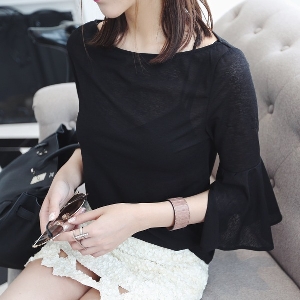 Дамска блуза в черно и бяло с широк 3/4 ръкав