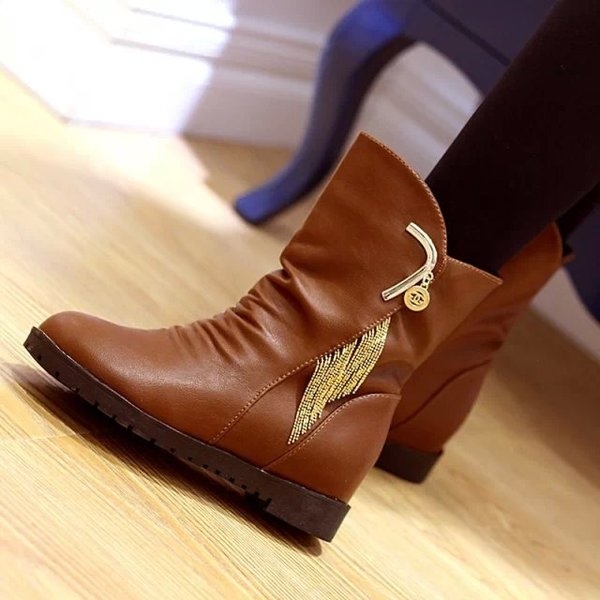 Дамски боти в черен и кафяв цвят с красива висулка-два модела есенни и зимни.