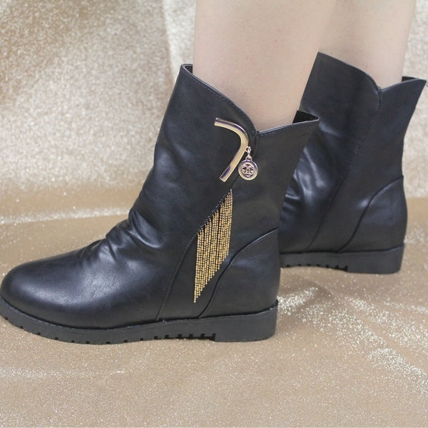 Дамски боти в черен и кафяв цвят с красива висулка-два модела есенни и зимни.