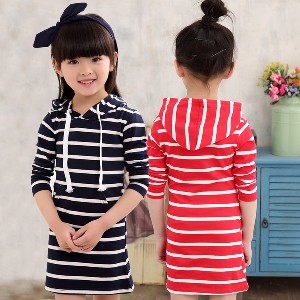 Φθινόπωρο ριγέ βαμβακερό φόρεμα για κορίτσια σε κόκκινο και σκούρο μπλε χρώμα.