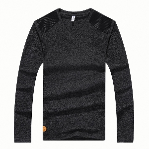 Тънък изчистен мъжки пуловер с  V-образно деколте тип Слим