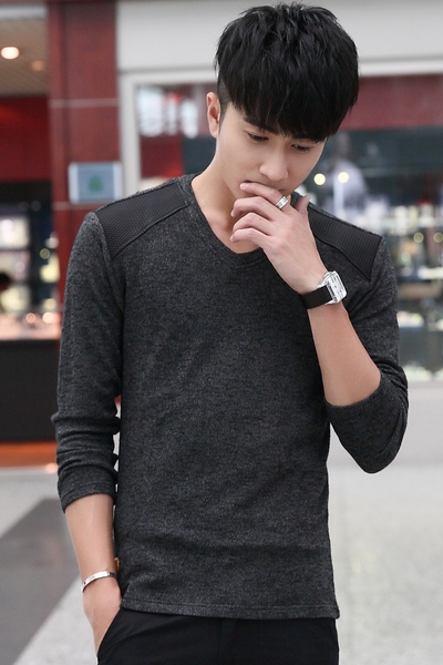 Тънък изчистен мъжки пуловер с  V-образно деколте тип Слим