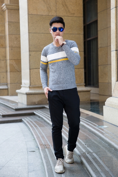 Мъжки пуловер с V-образно деколте тип Слим в няколко цвята