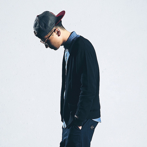 Изчистена тънка жилетка в три цвята - тъмносиня, черна и сива