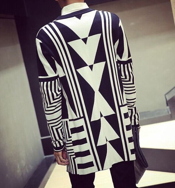 Дълги есенни жилетки в бяло-черни десени и сива с картинка на гърба. 