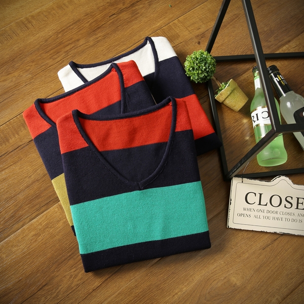 Тънък мъжки пуловер с  V-образно деколте в различни цветове