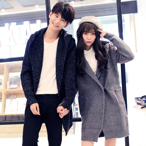 Дълги широки жилетки в сиво и черно с качулка. 